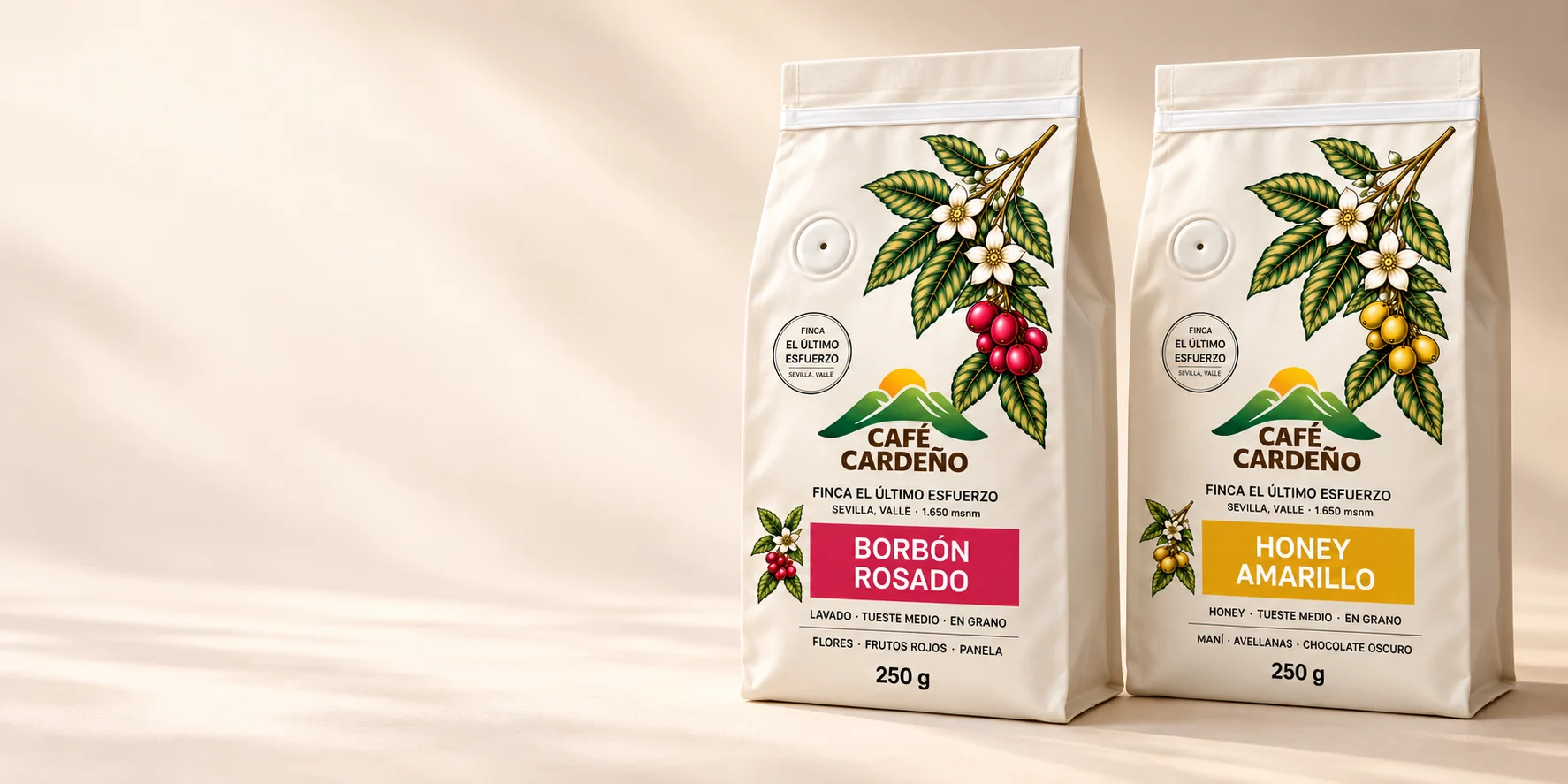 Visualización de los empaques de Borbón Rosado y Honey Amarillo en un estudio de tonos marfil